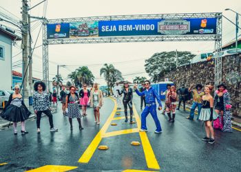 Personagens caracterizados dando boas vindas aos visitantes