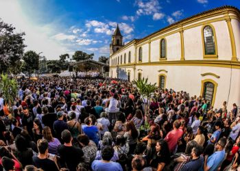 Fieis participam da missa câmera 360º