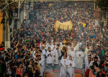 Procissão de Corpus Christi. Multidão e fé