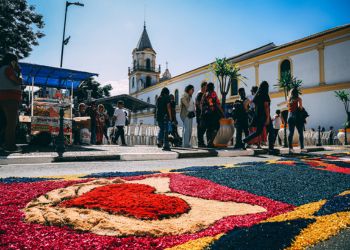 Visitantes apreciam as barracas