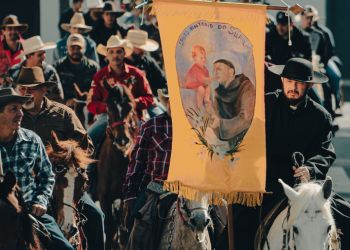 Cavaleiros saindo para a romaria. Ano de 2022.