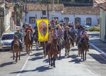 Cavaleiros nas ruas do Centro Histórico de Santana de Parnaíba