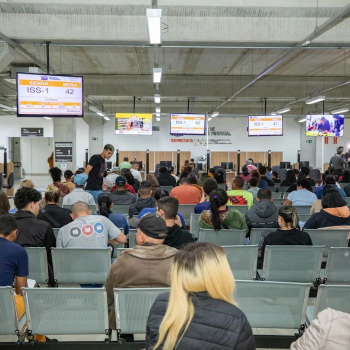 população em sala de espera para atendimento