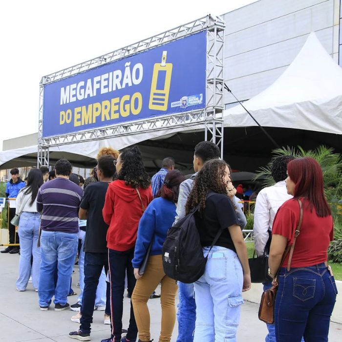 fila para o mega feirão de emprego