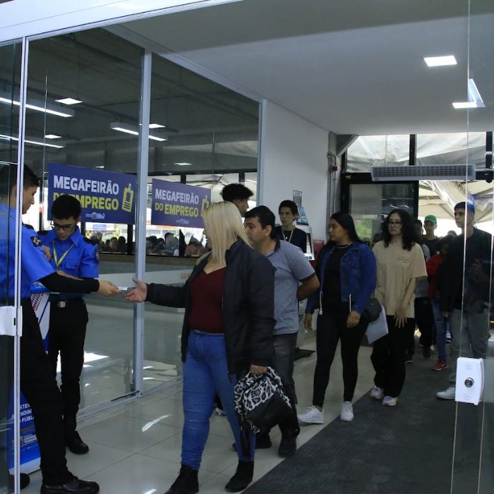 fila para o mega feirão de emprego