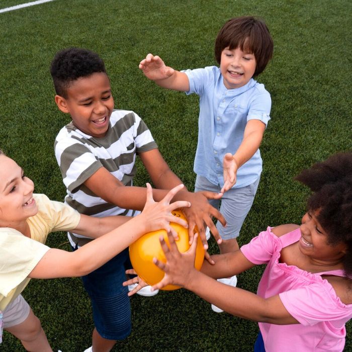 crianças com bola