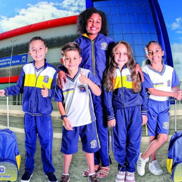 alunos e uniforme