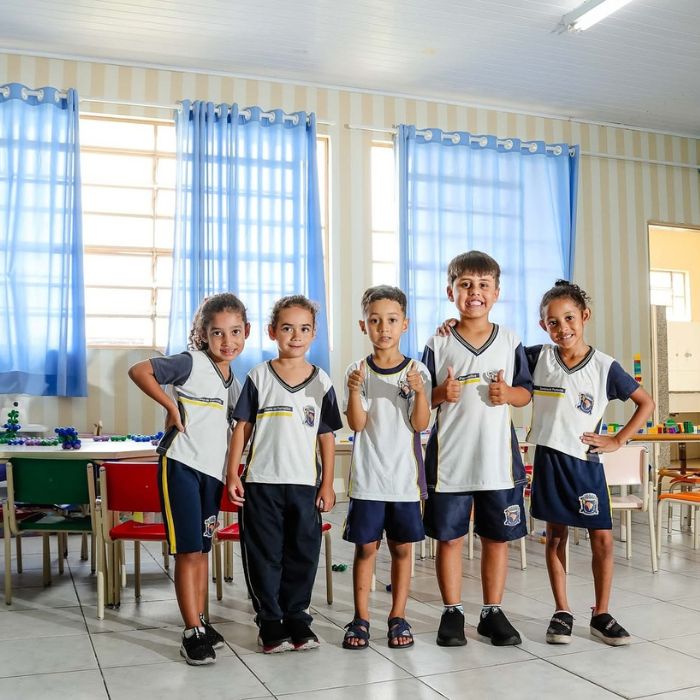 alunos e uniformes