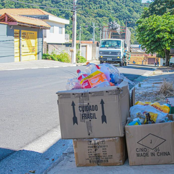 caixas empilhadas com material de coleta seletiva