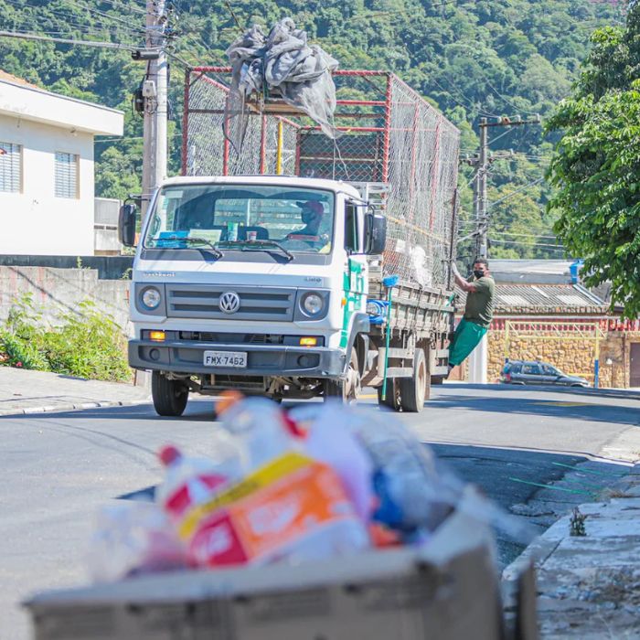 caminhão da coleta seletivahomens trabalhando na coleta seletiva