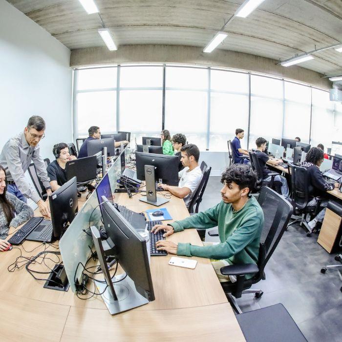 Melhoria contínua das ferramentas, equipamentos e condições de trabalho