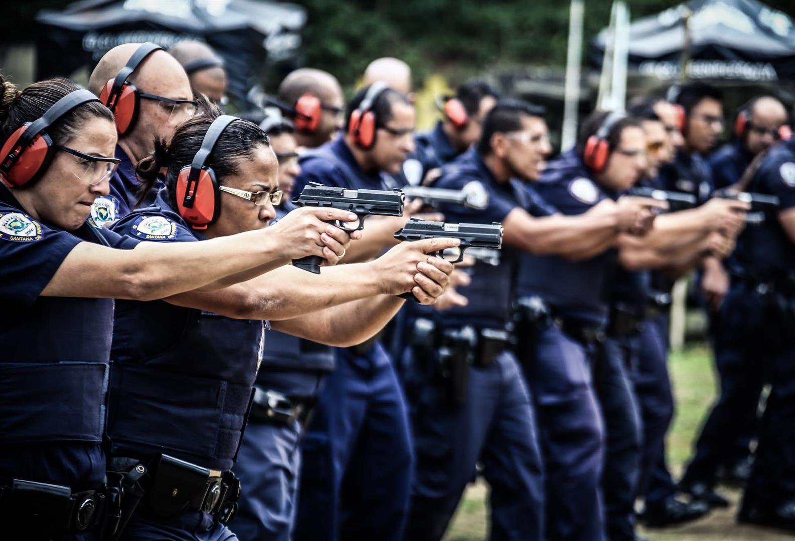 Uniformes, armamentos e treinamentos