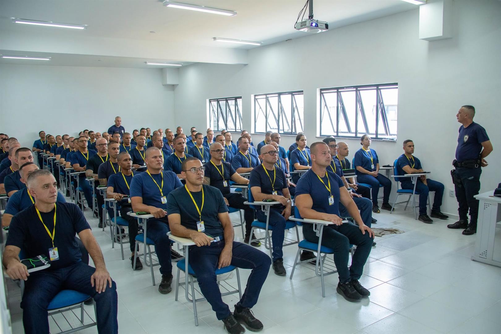 Uniformes, armamentos e treinamentos