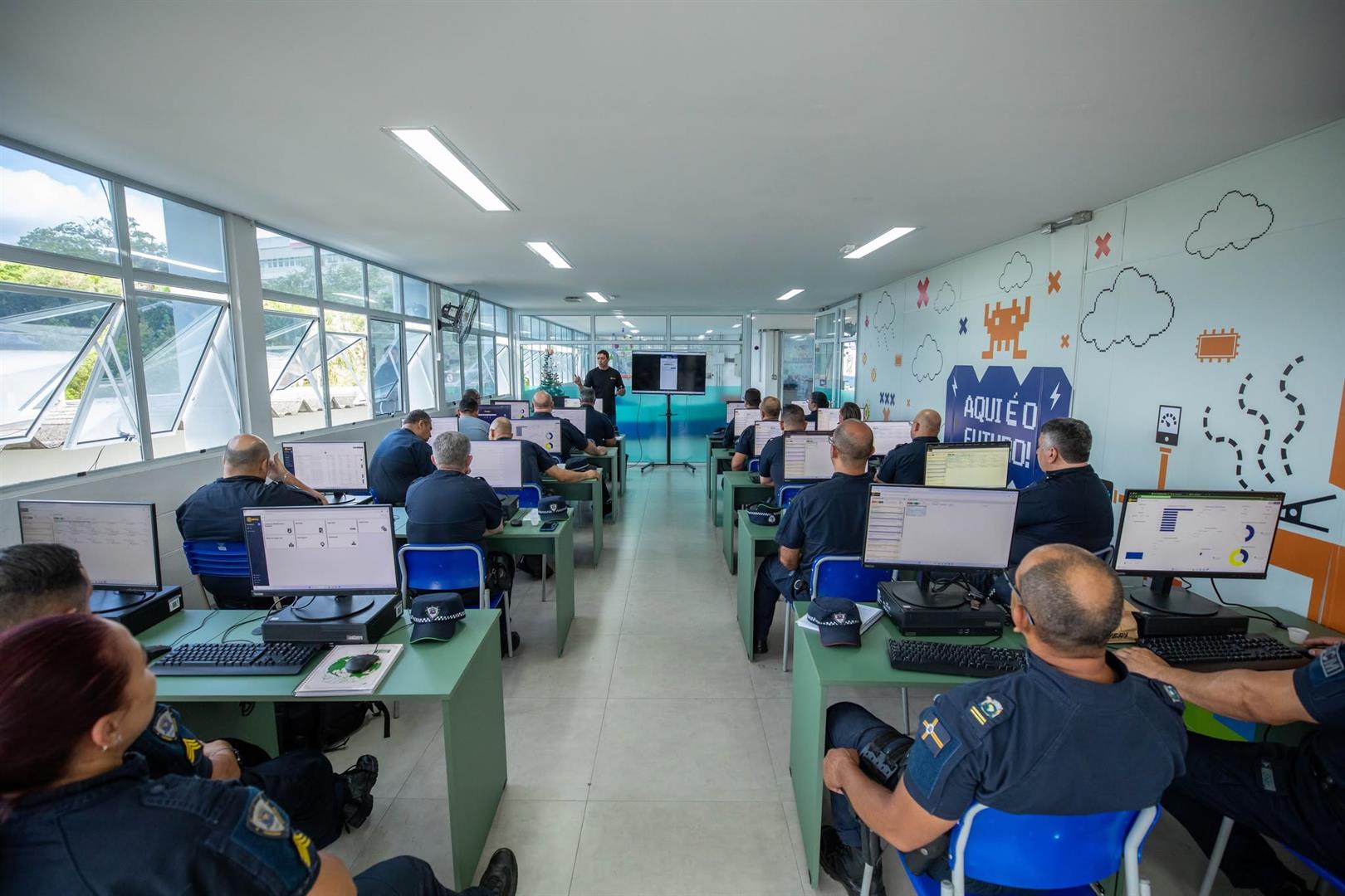 Uniformes, armamentos e treinamentos
