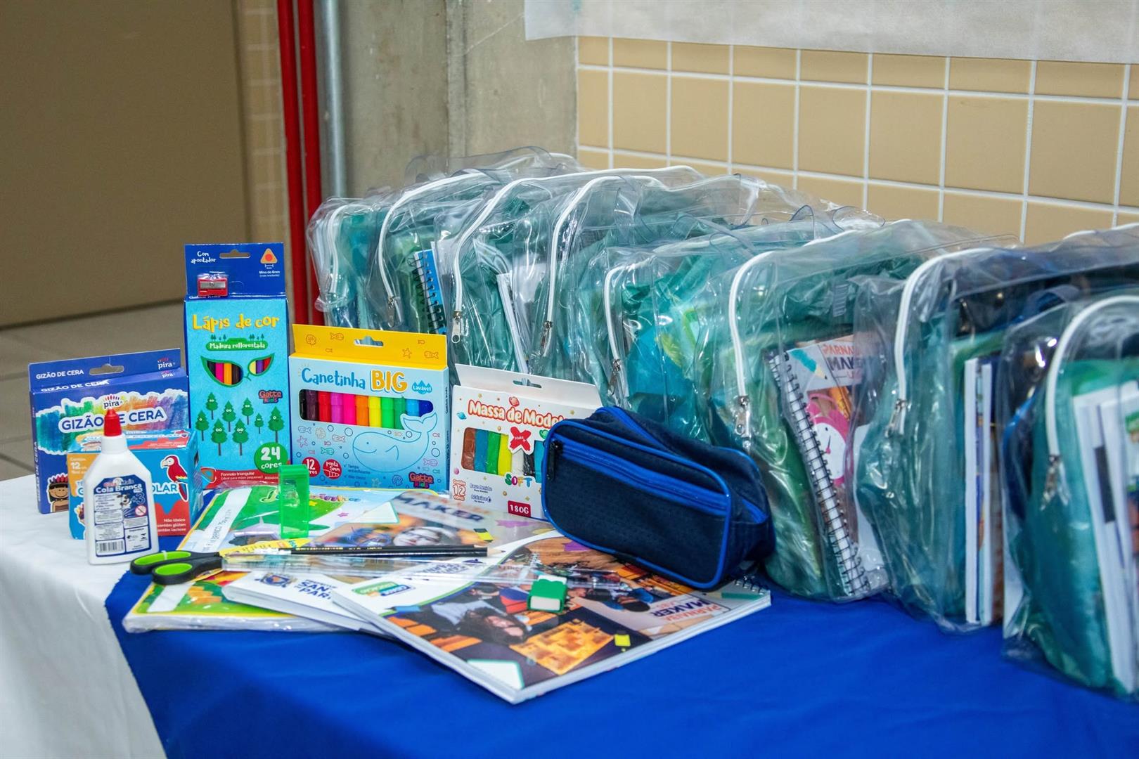 Material escolar, uniformes e material didático no 1º dia de aula